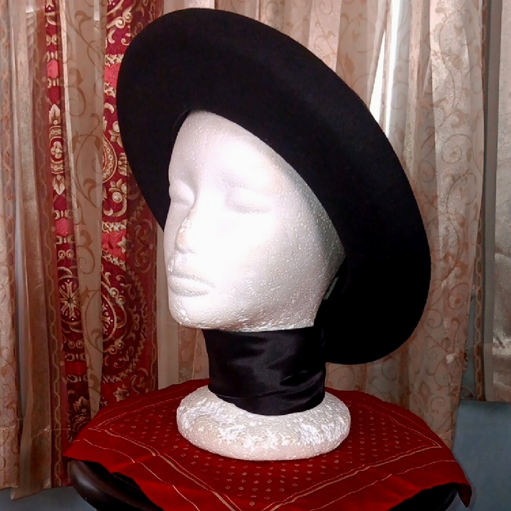 Elegant Black Wide-Brimmed Hat